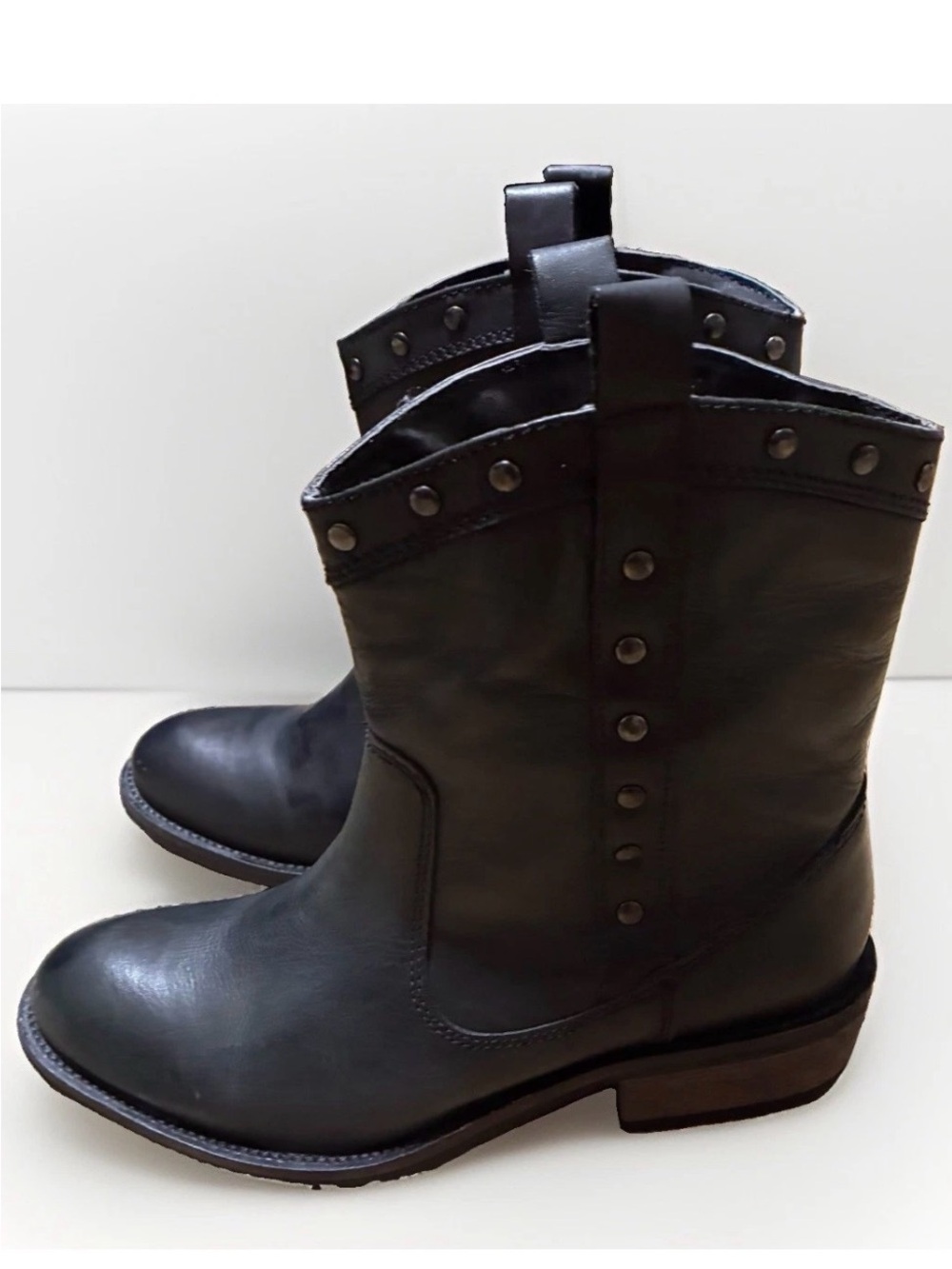 dingo Black Studded Leather Western Ankle Boots 7.5 Pull Loops Biker Cowgirl - Picture 2 of 8